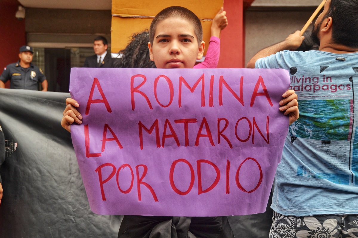 PresentesLatam's tweet photo. 🇵🇾 “NO ESTAMOS TODAS, FALTAN 59”. Así fue la marcha para pedir justicia por el travesticidio de Romina Vargas, asesinada el domingo > https://t.co/mA6WGb9NUe https://t.co/Cx3J3ptNc8