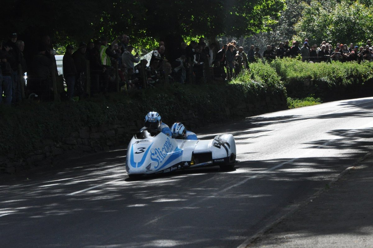 db64_david's tweet photo. Holden & Cain #Sidecarrace1 #TT2017 #Conkerfields @Jon_3_roads @LivingRoadRaces @MotofestIOMTT @IOMTTPHOTOS @ILoveTheIOM @trailsince77 https://t.co/d5yzOzbBe2