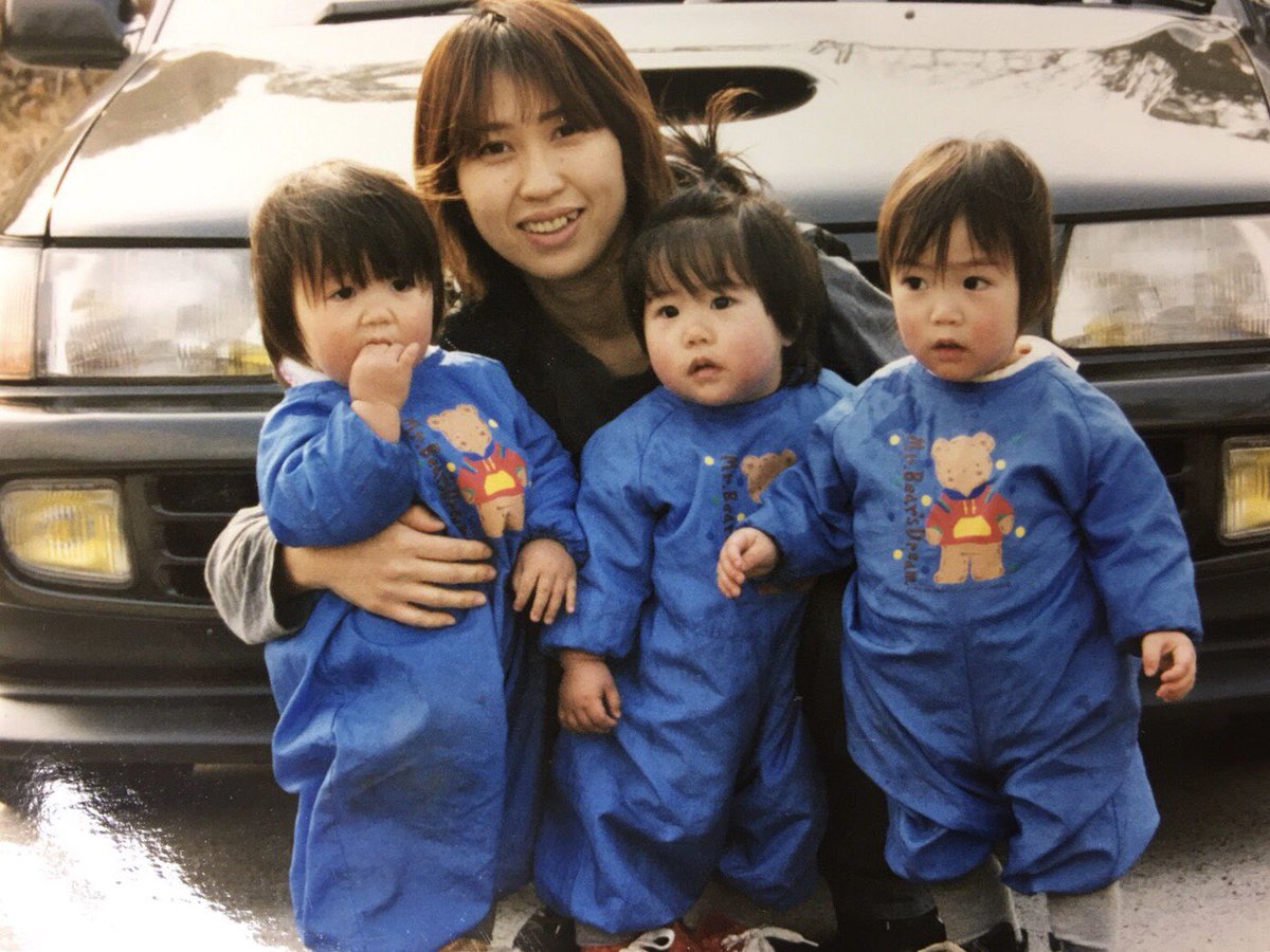therampagefext's tweet photo. 藤原樹です！
皆さん沢山のお祝いメッセージありがとうございました✨✨

最高の誕生日になりました😎

#20歳になりました
#母と三つ子の兄弟
#実は三つ子です。笑
#僕は一番右 https://t.co/CeDNceEw0x