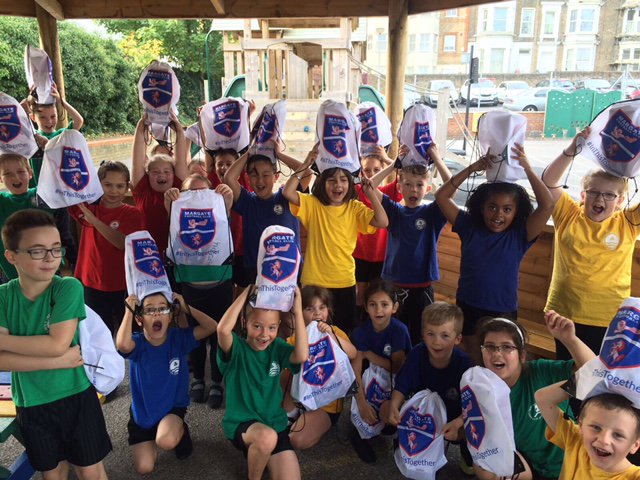 _CactusGraphics's tweet photo. Proud to supply these branded drawstring bags being shown off by some of the children in @margate_fc 's Mini Gators School programme! https://t.co/fm7dzWHrm4