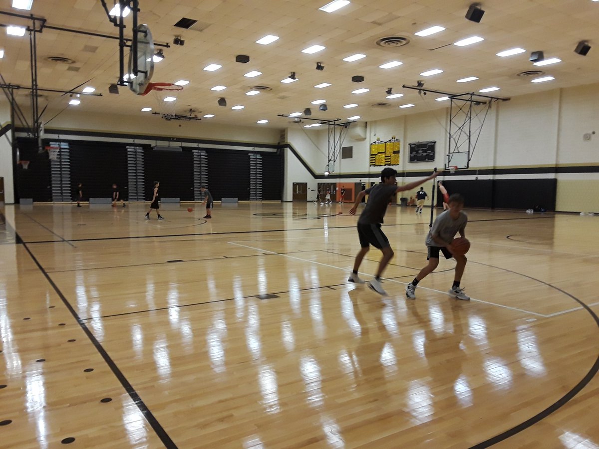 CorunnaHoops's tweet photo. Morning workouts winding down...so proud of the effort and dedication I've seen this fall!
#6amBREAKFASTCLUB
#hardworkpaysoff
#AlmostPayday https://t.co/kGubyESxMJ