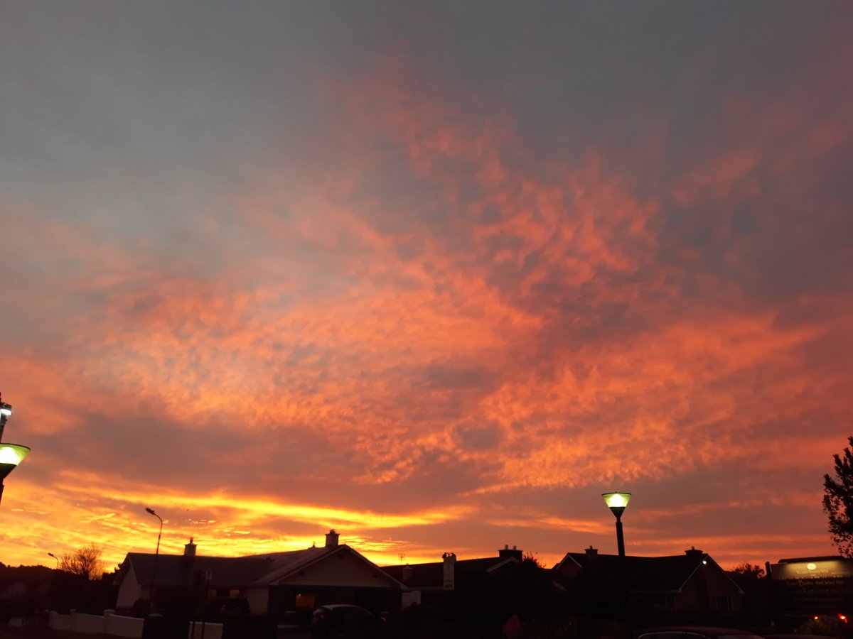 FionaDrought's tweet photo. Red skies this morning in Killarney!! #shephardswarning. https://t.co/UNt9nyzWXq