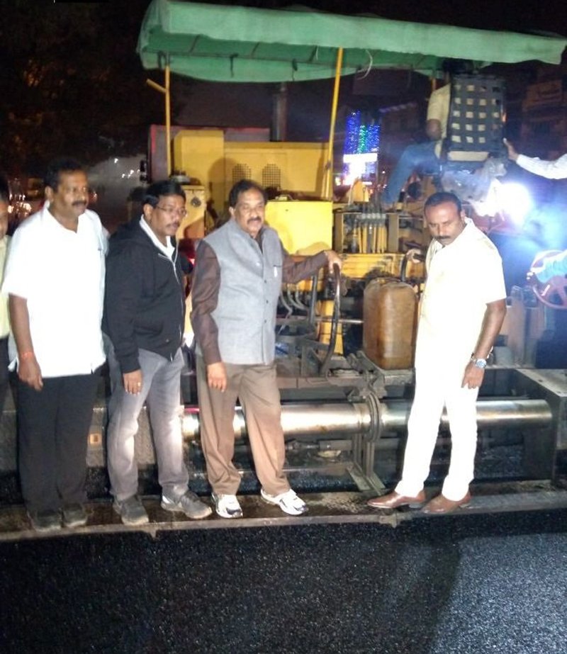 prajavani's tweet photo. ಬೆಂಗಳೂರು: ರಾತ್ರಿ ರಸ್ತೆಗುಂಡಿ ಮುಚ್ಚುವ ಕಾರ್ಯ ವೀಕ್ಷಿಸಿದ ಜಾರ್ಜ್ https://t.co/w1lWjbwcYu
#KJGeorge #bangaloreroad #potholes #PythonMachine #BBMP https://t.co/i22UdtXDLk