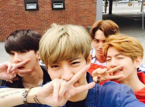 Archi_chan_88's tweet photo. Лолк, другой ракурс😀
(У Пче животик😍)
#exo #chanyeol #baekhyun #sehun #kai #joning https://t.co/hw51jXmBXZ