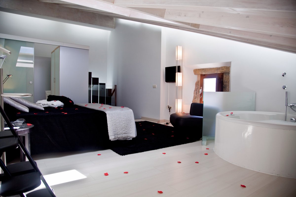 Ven este finde a disfrutar en Posada la Pascasia , en nuestra suite  duplex ,cama king size,jacuzzi ,salon con pequeña cocina,te gustara.