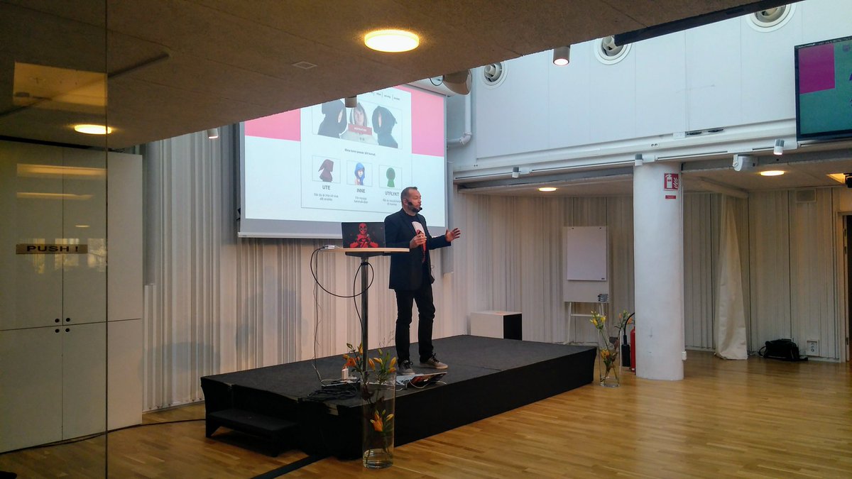 UXopen's tweet photo. Första blixttalaren Per Axbom på scen! #uxopen https://t.co/5oVGvHXJgU