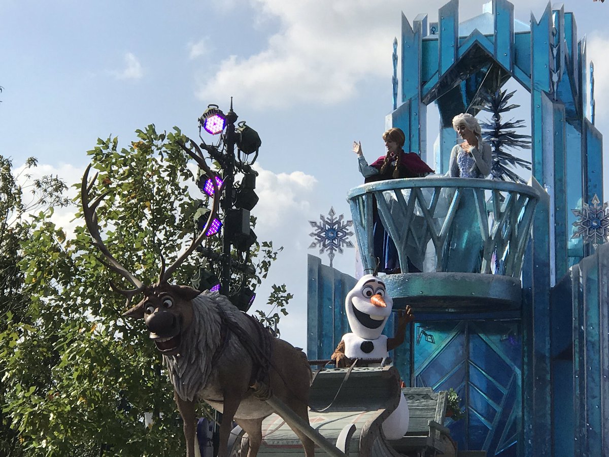 KingsBusEcon's tweet photo. Shanghai Disney going well so far! https://t.co/l8hKfCWstd