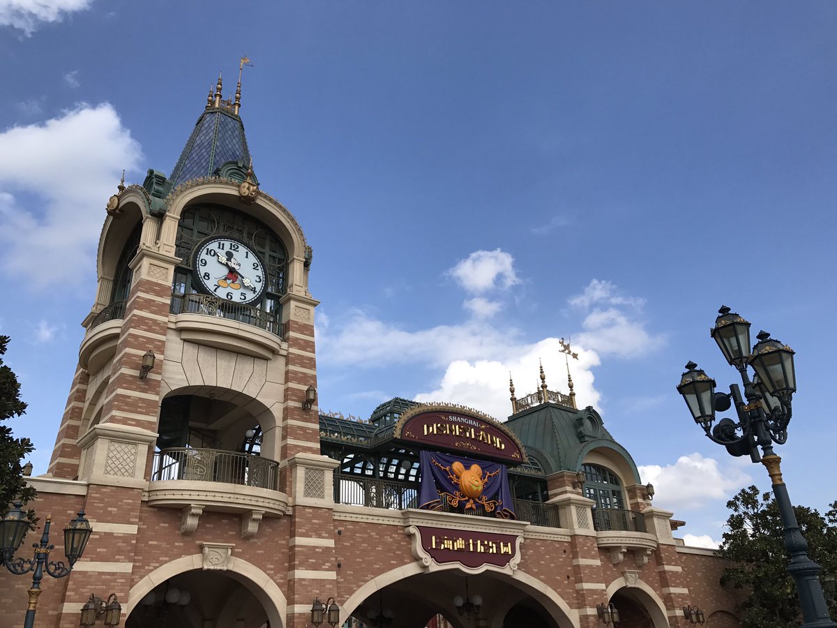 KingsBusEcon's tweet photo. Shanghai Disney going well so far! https://t.co/l8hKfCWstd