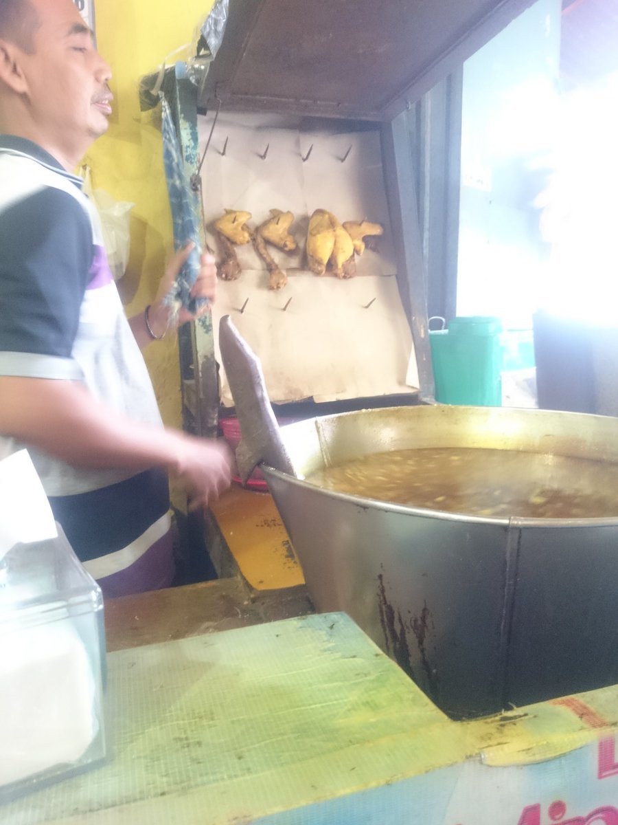 Siapa yg gak kenal soto legendaris di alon2 Gresik ini.
Iya soto haji karim.
Bisa jd wisata kuliner anda saat berkunjung di <a href="/kota_gresik/">Kota Gresik</a>