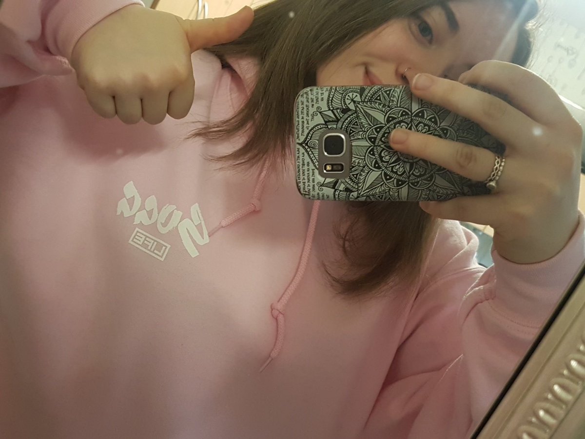 ChantelADean's tweet photo. #sugglife hoodie has arrived! It's so nice to wear on this miserable and rainy day!

Thank you @Joe_Sugg and @Zoella https://t.co/gqPU5WOzmA
