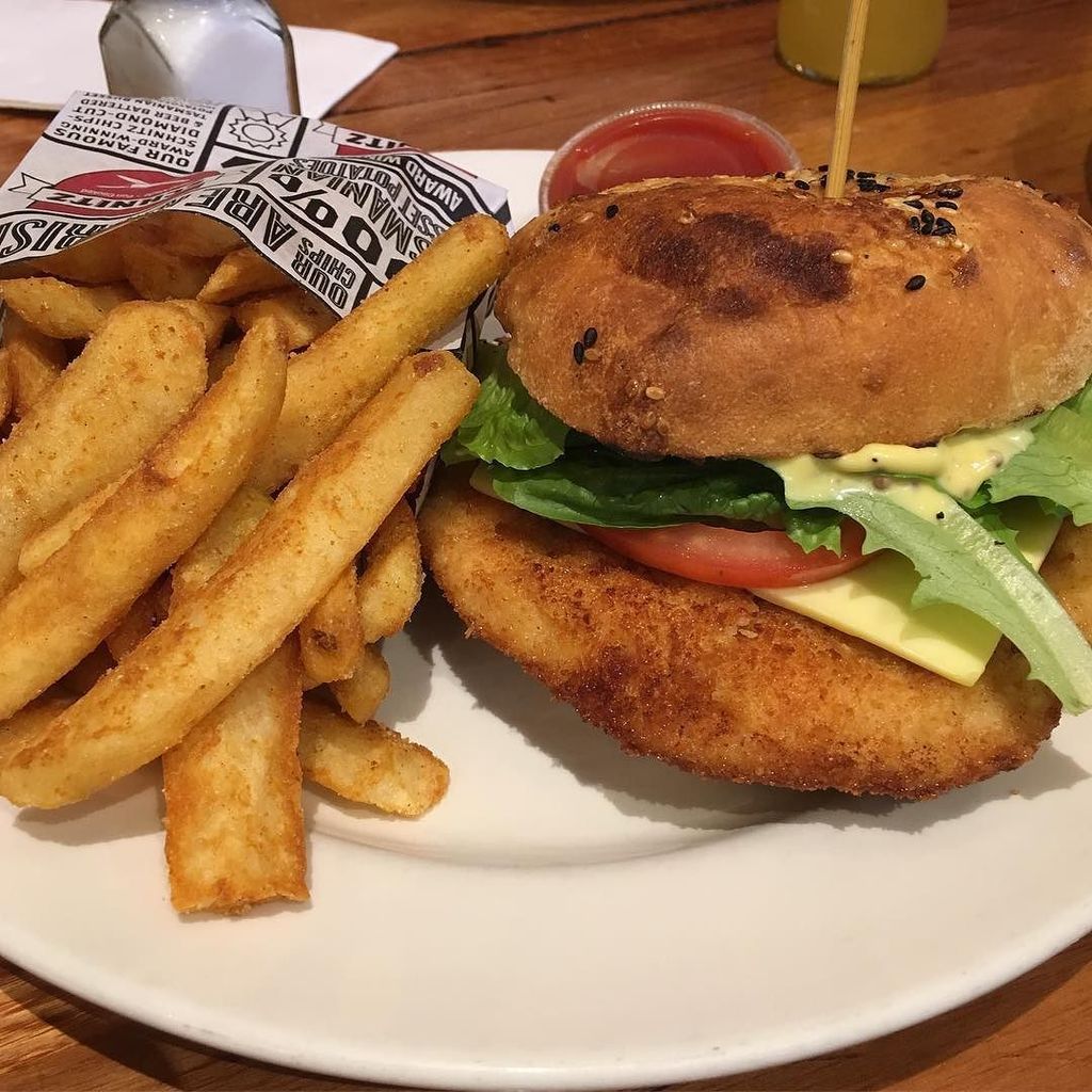 FoodBloggerAust's tweet photo. THE AMERICAN DREAM FROM @schnitzau 😍
Schnitzel, Cheddar Cheese, Baby Cos Lettuce, Tomato, Grilled Onions, Dill Pic… https://t.co/U13vadSUOT https://t.co/INKvJMf0Xp