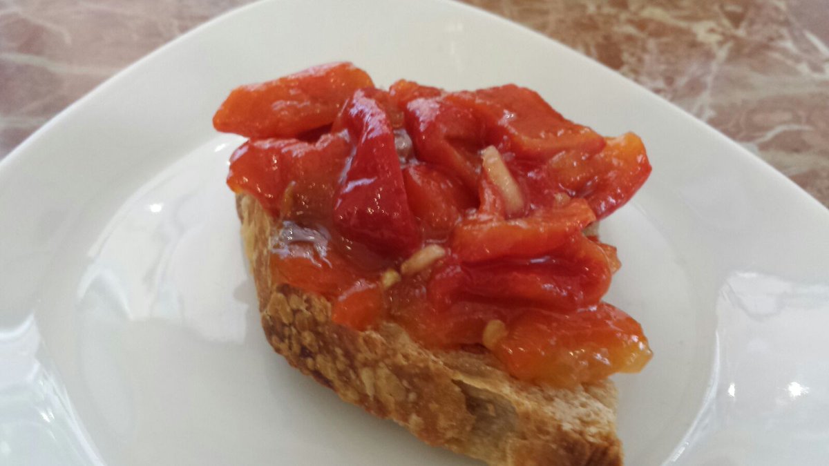 TragonaBar's tweet photo. Ven a #Lavapies y prueba nuestra nueva #tapa de pimientos asados con pan #SinGluten. Acompañala de una #Daura o un #vermut .
#Familiatragona https://t.co/5Qo4B3KqeF