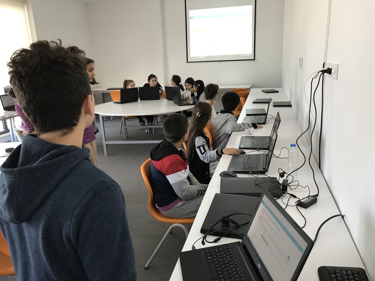 cemalhocam's tweet image. #ucodeweek #europecodeweek #ugurkodluyor #ugurokullari ve #uguryalovakodluyor kodlama haftası akran eğitimi ile devam ediyor