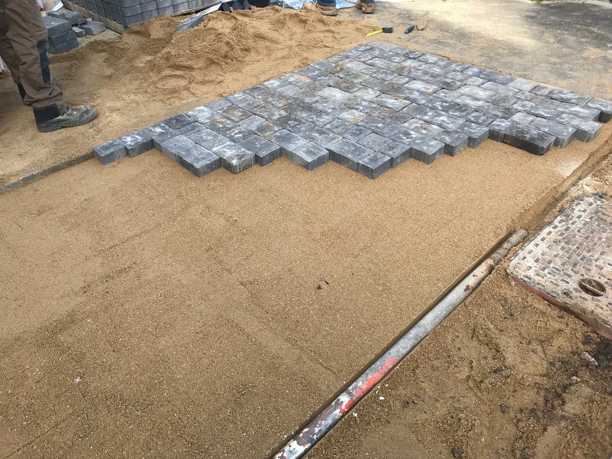 SSurfacing's tweet image. During pics of block paving driveway.