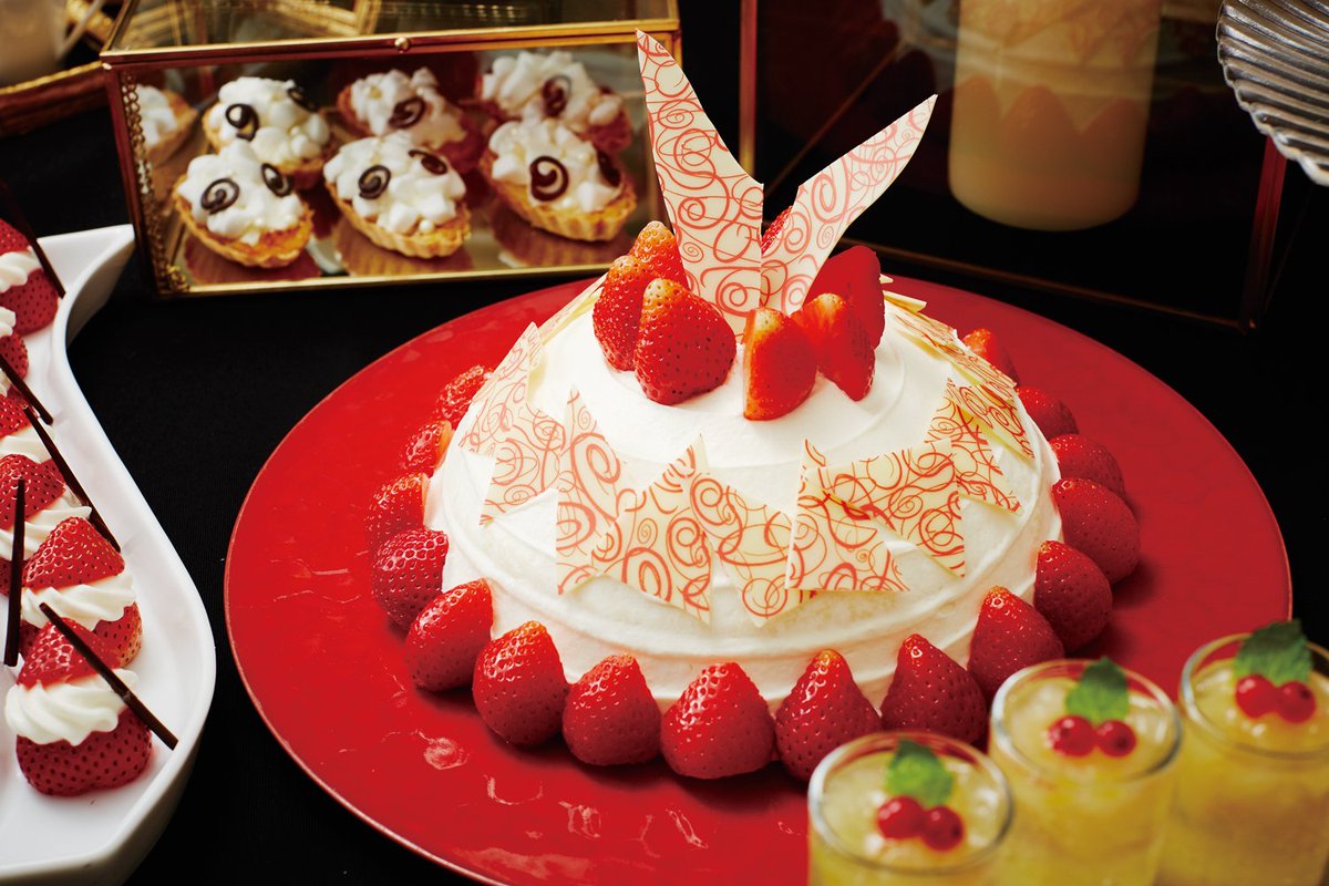 レッツエンジョイ東京 鏡の国のアリス と 不思議の国のアリス がテーマのスイーツビュッフェが開催中 赤の女王ショート ケーキ や チェシャ猫のロールケーキ など アリスの世界観たっぷりのスイーツたちが約30種類 T Co Tg3elsq0uf