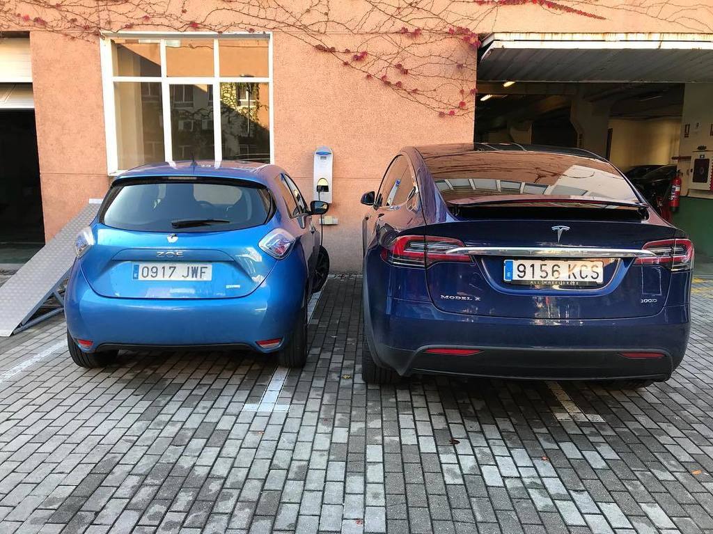 DanielCuadradoT's tweet photo. Cabe uno dentro del otro #Tesla #modelxp100d #renault #zoe #electric #car https://t.co/AYCuxlIsV4 https://t.co/n90iBAZDtx