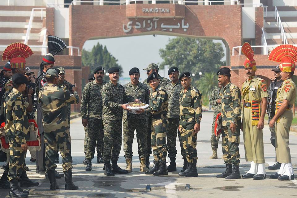 dawn_com's tweet photo. Pakistani Wing Commander Bilal presents sweets to Indian BSF commandant Sudeep on the occasion of Diwali at the Wagah border post. — AFP https://t.co/TPiyNE9ID8