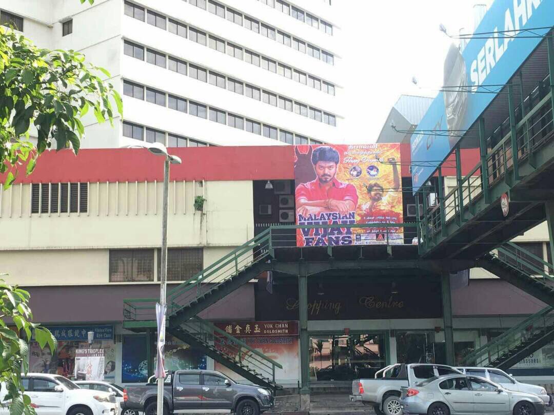 TSR_Films's tweet photo. #Mersal Deepavali celebration at #Sibu!
First Tamil movie in 30 years!
Thank you @TeamMVF
#TSR_Films
(1/2) https://t.co/dofqZw6aSP