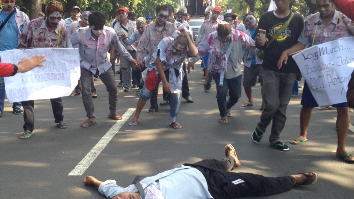 persatuanburuh's tweet photo. Setengah mati, setengah hidup akibat outsourcing ilegal @pertamina . Lawan! #gugatnegara #selamatkanbumn  @BuruhTransport https://t.co/pUkp5LQYfG