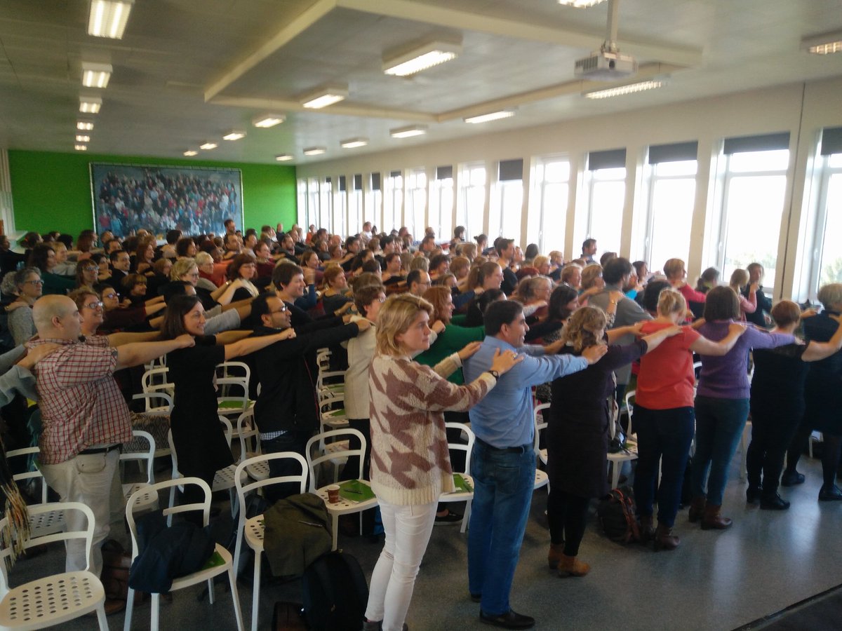 tamara_stojakov's tweet photo. Een zaal vol NT2 leerkrachten. Zo moeten navormingen zijn π. En dan moet ik ICT geven π #nt2trefdag https://t.co/Cz8Bt5dCZF