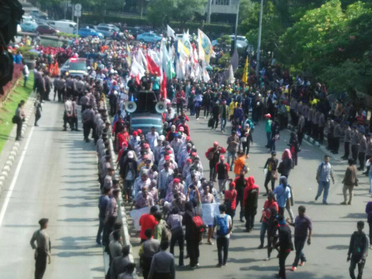 persatuanburuh's tweet photo. Zombie AMT menuju Istana!! #GugatNegara #SelamatkanBUMN #LongmarchAMT https://t.co/PUixhd78CV