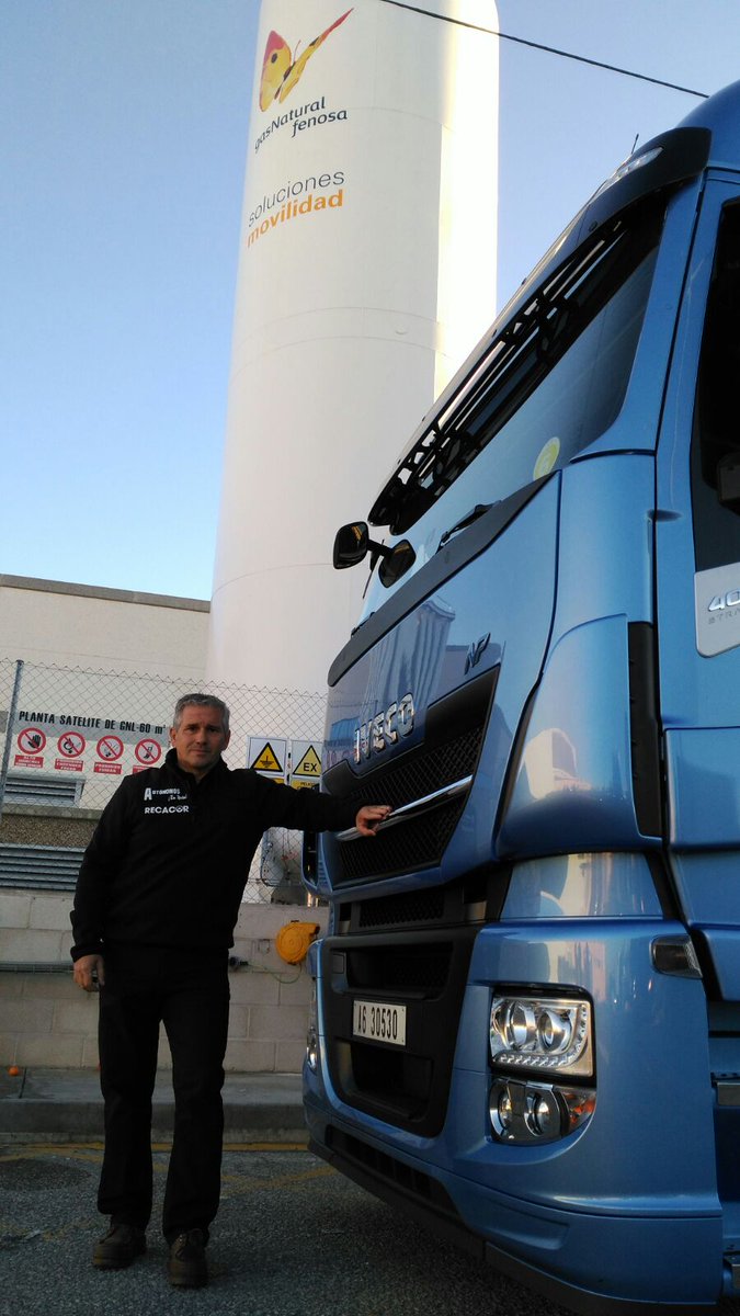 autonomosenruta's tweet photo. Hoy subimos a este @IVECO #GNL de 400CV cargado con 40 toneladas... Comenzamos!!! 😎
..
#GNL #GasNatural #camiones #testdrivers #camioneros https://t.co/NyzECVly0y