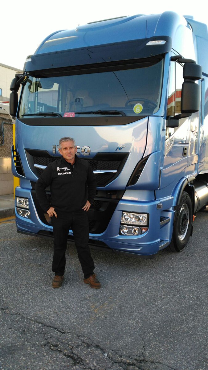autonomosenruta's tweet photo. Hoy subimos a este @IVECO #GNL de 400CV cargado con 40 toneladas... Comenzamos!!! 😎
..
#GNL #GasNatural #camiones #testdrivers #camioneros https://t.co/NyzECVly0y
