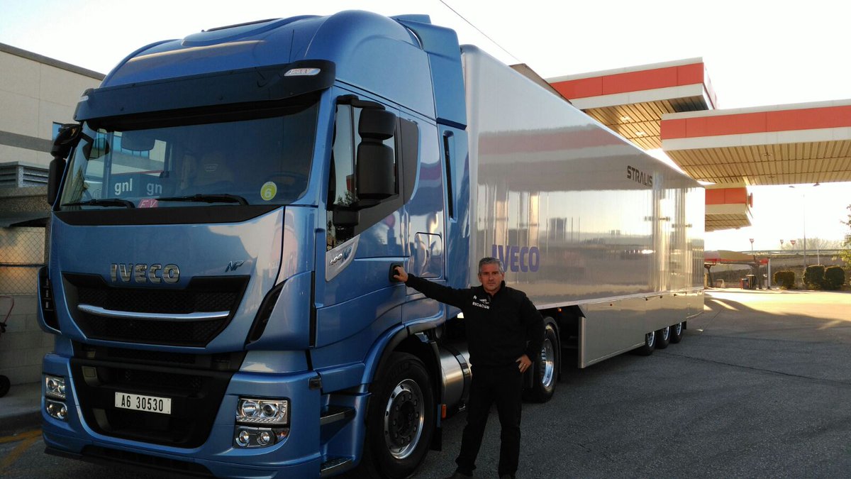 autonomosenruta's tweet photo. Hoy subimos a este @IVECO #GNL de 400CV cargado con 40 toneladas... Comenzamos!!! 😎
..
#GNL #GasNatural #camiones #testdrivers #camioneros https://t.co/NyzECVly0y