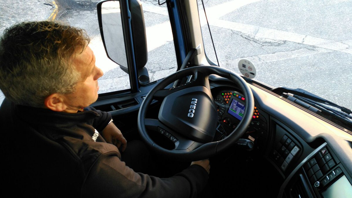 autonomosenruta's tweet photo. Hoy subimos a este @IVECO #GNL de 400CV cargado con 40 toneladas... Comenzamos!!! 😎
..
#GNL #GasNatural #camiones #testdrivers #camioneros https://t.co/NyzECVly0y