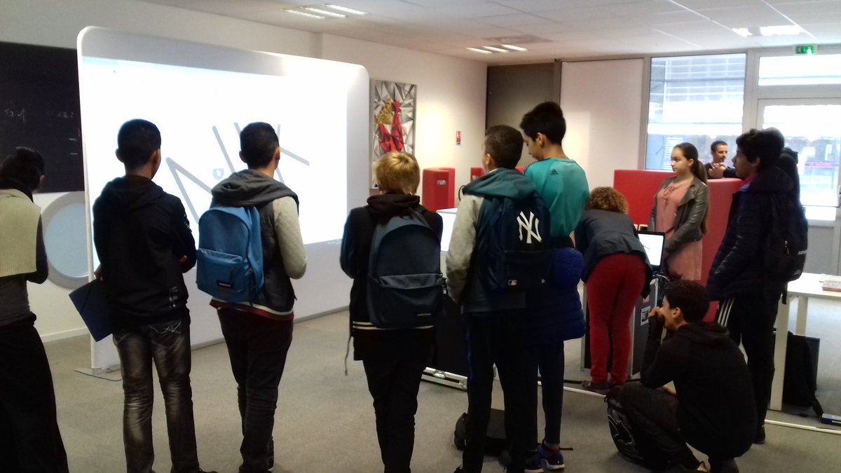 GiftingStudio's tweet photo. @FACEHerault #codeweek @JulienBellot en direct du #Totem @Mtp_FrenchTech avec les jeunes très motivés !!! https://t.co/YPp9AaPXdE