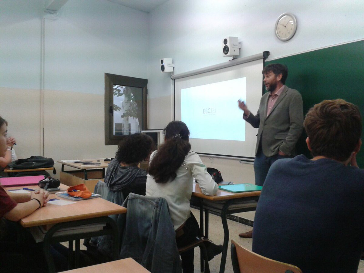 colegiosilbcn's tweet photo. .@NachoDualde ha explicado y ha resuelto las dudas sobre los grados de @ESCIupf y de @UPFBarcelona a nuestros alumnos de 2 #BatSIL https://t.co/evCxm0yPv0