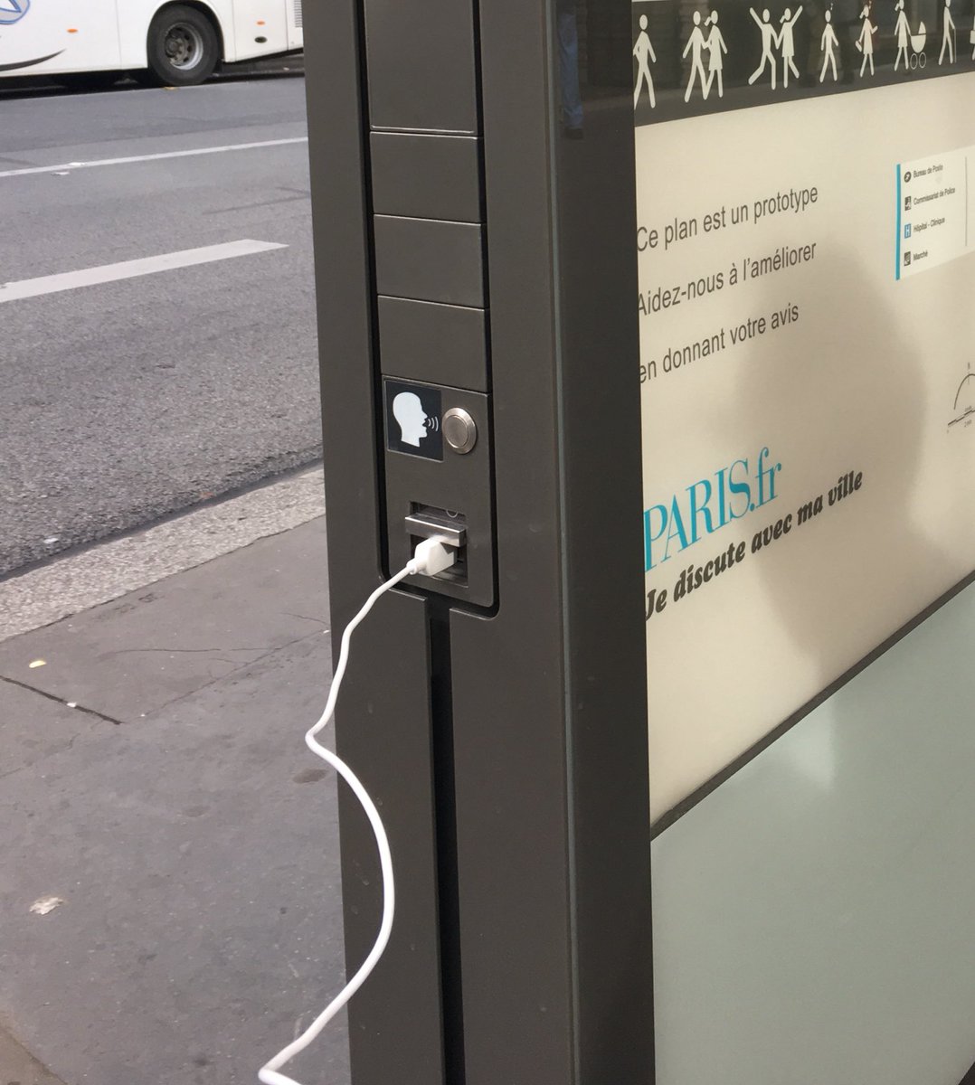 StefanKaufmann's tweet image. Sehr gute Idee aus Paris für #Stuttgart: Ladestecker für Smartphones etc. an Bushaltestellen. Denn wie oft fällt unterwegs Batterie aus #SSB
