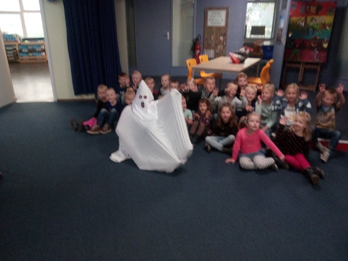 We schrokken ons een hoedje van het gruwelijke enge spook. Gelukkig was groep 1-2 niet bang!
