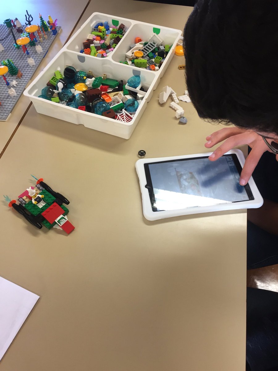 lebret16's tweet photo. L’atelier création de bd à partir d’univers lego continue #mint #paschnet https://t.co/XQxDDBedsl