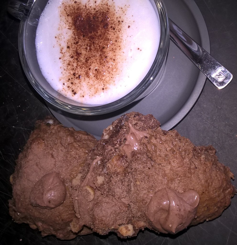 veebz05's tweet photo. #chocolatebreakfast something that tastes so sweet just cant be all bad surely #denial #mochalove https://t.co/ronkrx6AdF