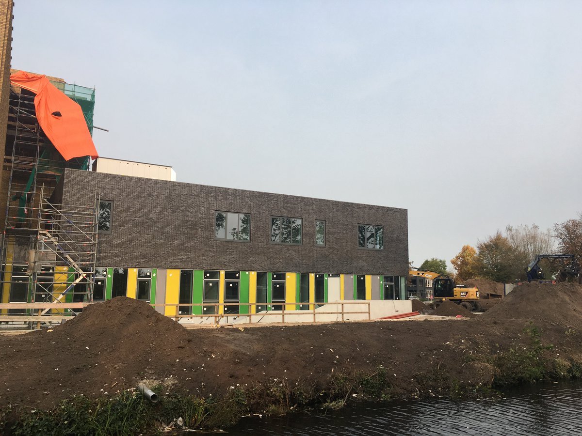 En dan zijn de steigers weg en wordt het metselwerk voor woon-zorgcomplex #dewerfjoure goed zichtbaar. <a href="/DijkstraDraisma/">Bouwgroep Dijkstra Draisma</a> <a href="/hofenhiem/">Zorggroep Hof en Hiem</a>