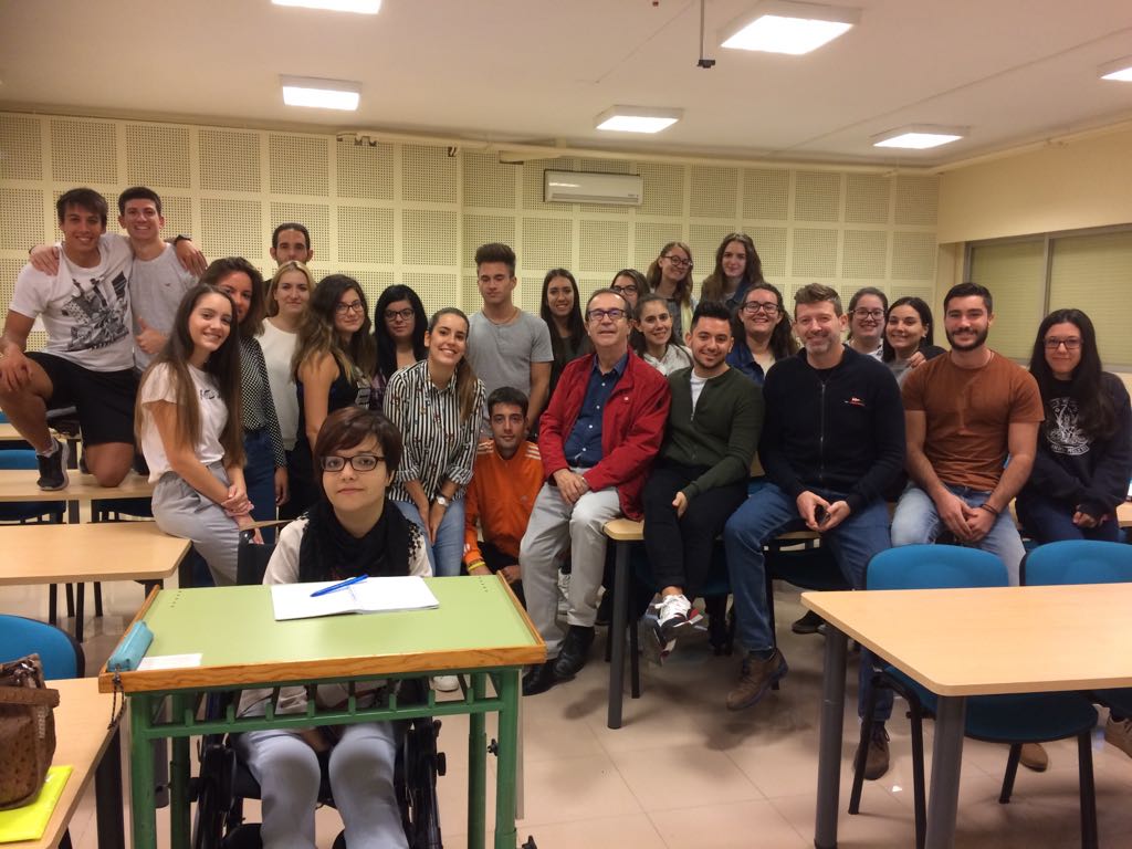 SAMEBullying's tweet photo. Compartiendo @SAMEBullying con Grupo 1 de 3º de Pedagogía en la Facultad de Educación de Murcia #EducadoresEmprendedores #RetosEducativos https://t.co/UR8ByxTOc5