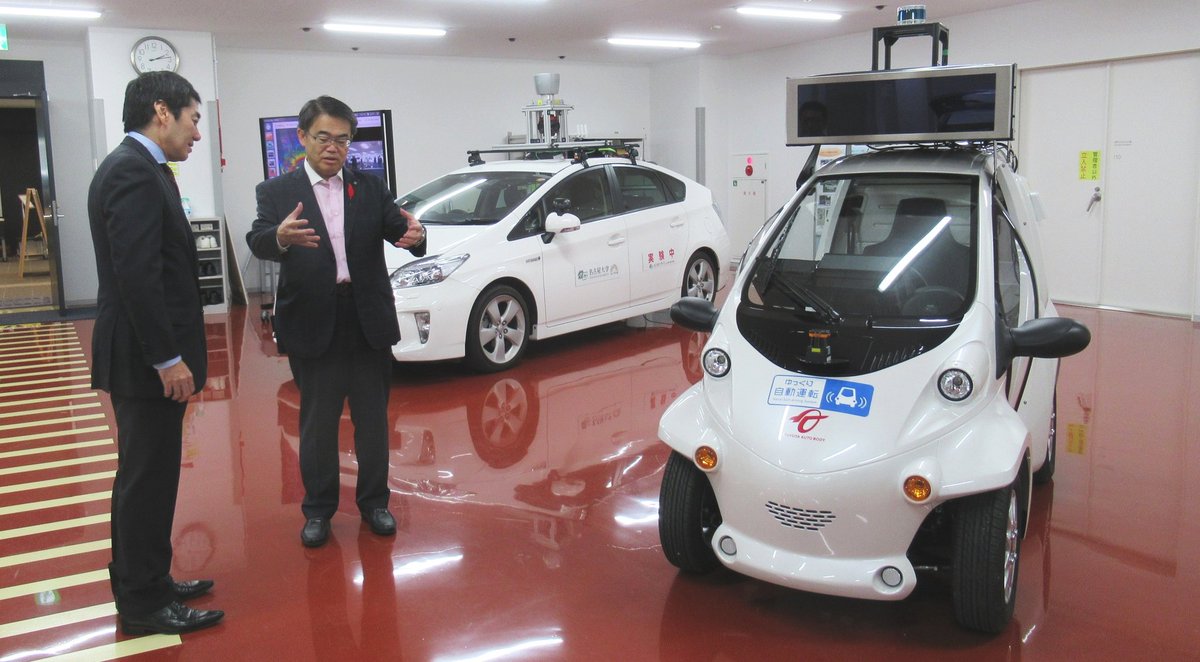 名古屋大学未来社会創造機構の森川教授から 名古屋大学が開発した自動運転車両について説明を受けています 一人乗りのトヨタのコムスの改良車です 名古屋大学にて 大村秀章 Scoopnest