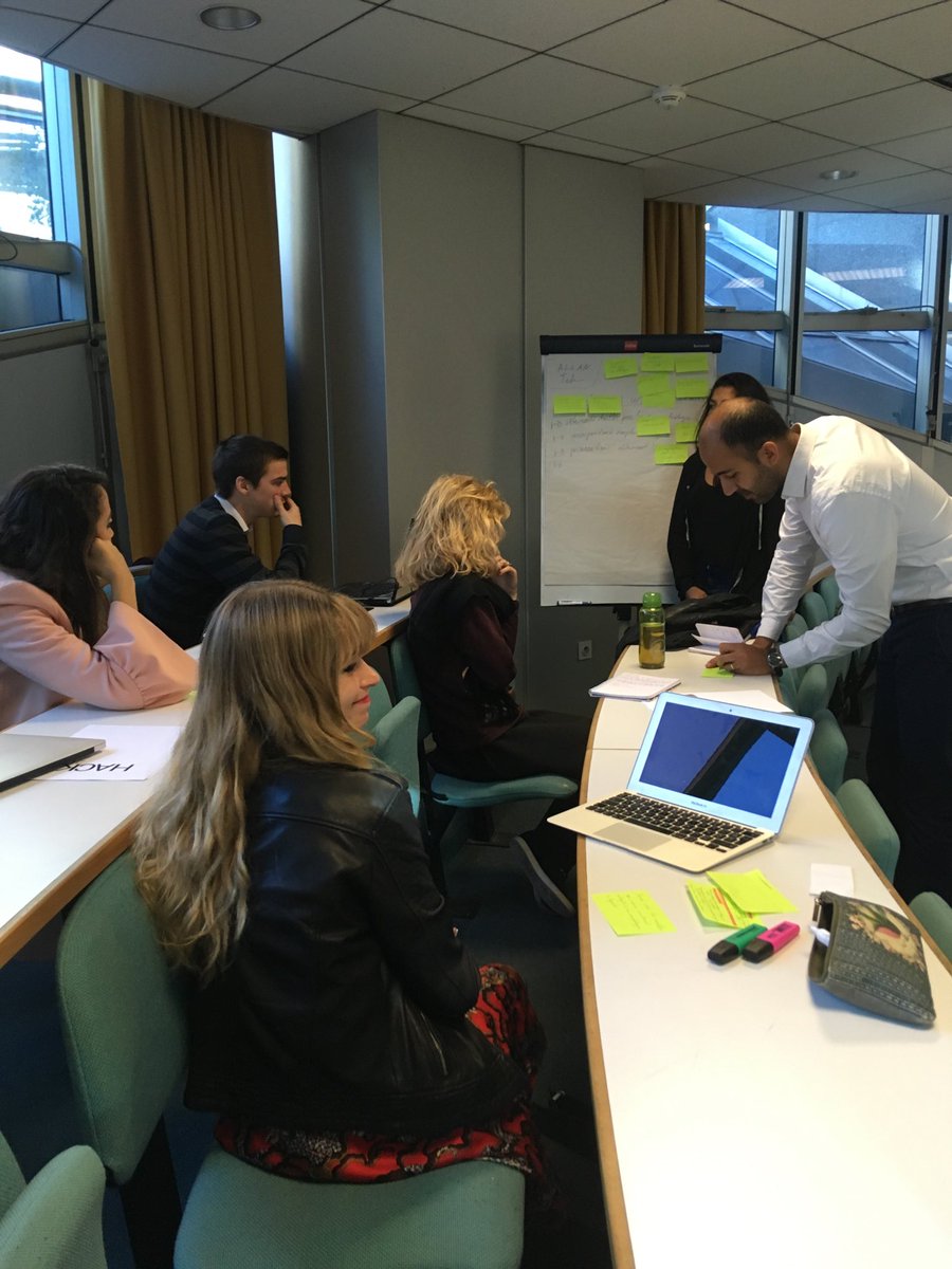 ChantalFouqu's tweet image. #hackamode @lafabrique_ on réfléchit accompagné par kes entreprises @LectraOfficial