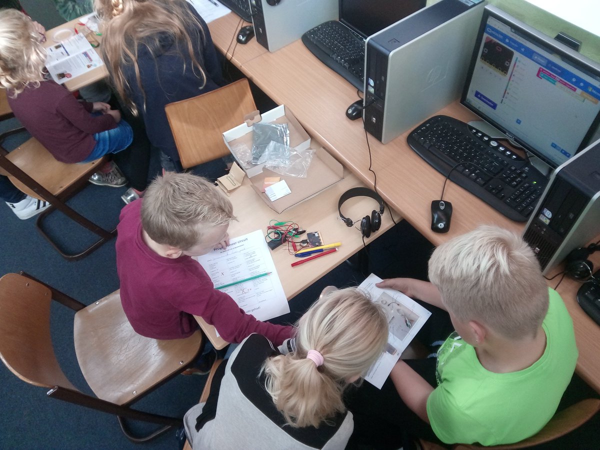 Problemen oplossen met de micro:bit computer. Een #klooikoffer vol technische snufjes! <a href="/FutureNLorg/">Stichting FutureNL</a> <a href="/astridpoot/">Astrid Poot</a>