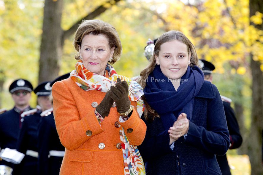 Royaleurope's tweet photo. Norwegian Princess Ingrid Alexandra, Crown Princess Mette Marit &amp; Queen Sonja during the unveiling of two new sculptures #royalty #Norway https://t.co/iYPYH0JGnb