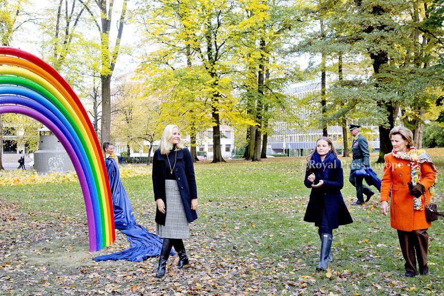 Royaleurope's tweet photo. Norwegian Princess Ingrid Alexandra, Crown Princess Mette Marit &amp; Queen Sonja during the unveiling of two new sculptures #royalty #Norway https://t.co/iYPYH0JGnb