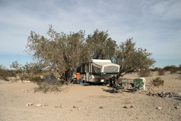 Metropolitiques's tweet photo. Terrains | Économie du don chez les retraités du désert d’Arizona, par David Frati – https://t.co/bqf41dgpUR #RetraitésMobiles #CampingCar https://t.co/KSloCCaUdS
