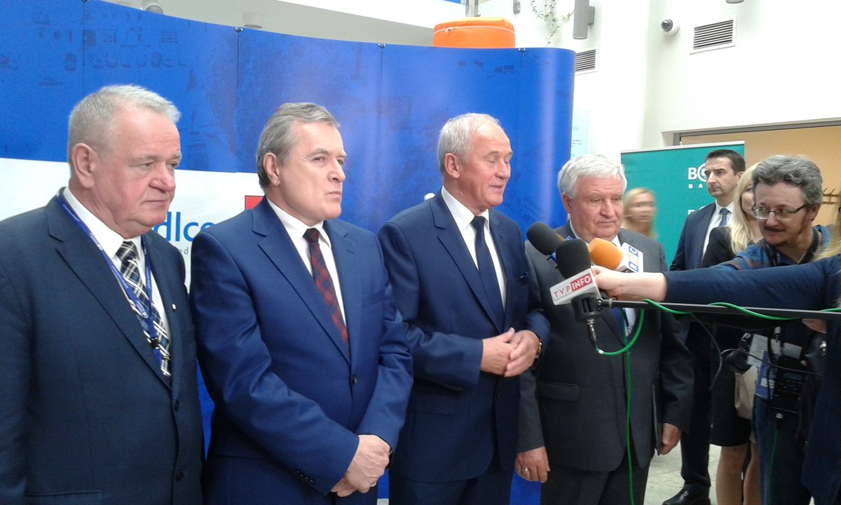 MAPGOVPL's tweet photo. Ministrowie Krzysztof #Tchórzewski i @PiotrGlinski w czasie #OSG2017 spotkali się z dziennikarzami https://t.co/ky3UqxT5am
