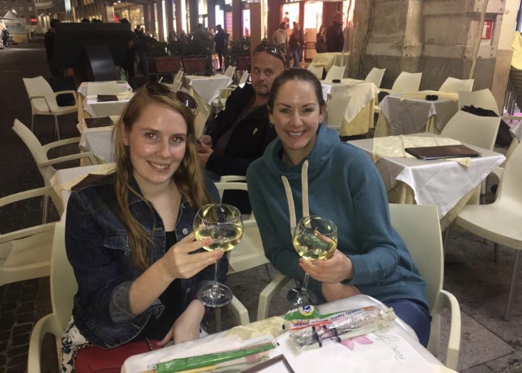 FootandLegClin's tweet photo. Educating ourselves in Milan! Who said feet were boring... 🤔😀 #footexperts https://t.co/hs98hjgS78