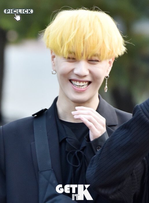 I_GOT7's tweet photo. [PIC] 171020 #GOT7 #Yugyeom Mubank Arrival 

#갓세븐 #유겸 #YouAre https://t.co/0dh8eFFoBD