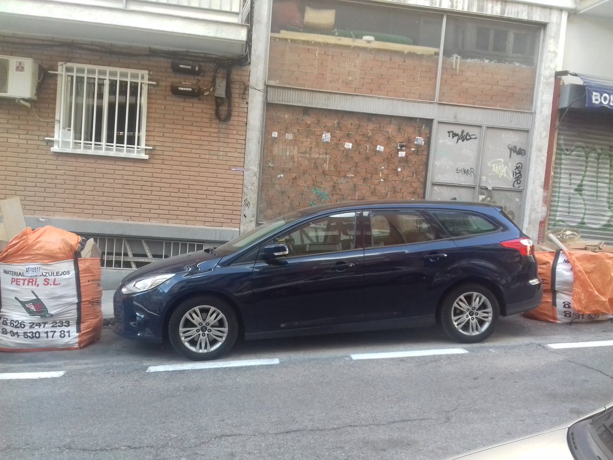 ARFrontelo's tweet photo. @Lineamadrid sacos de escombros rebosando.peligro para viandantes.El coche no podrá salir del estacionamiento. Un saludo https://t.co/P3H8nXm2Eb