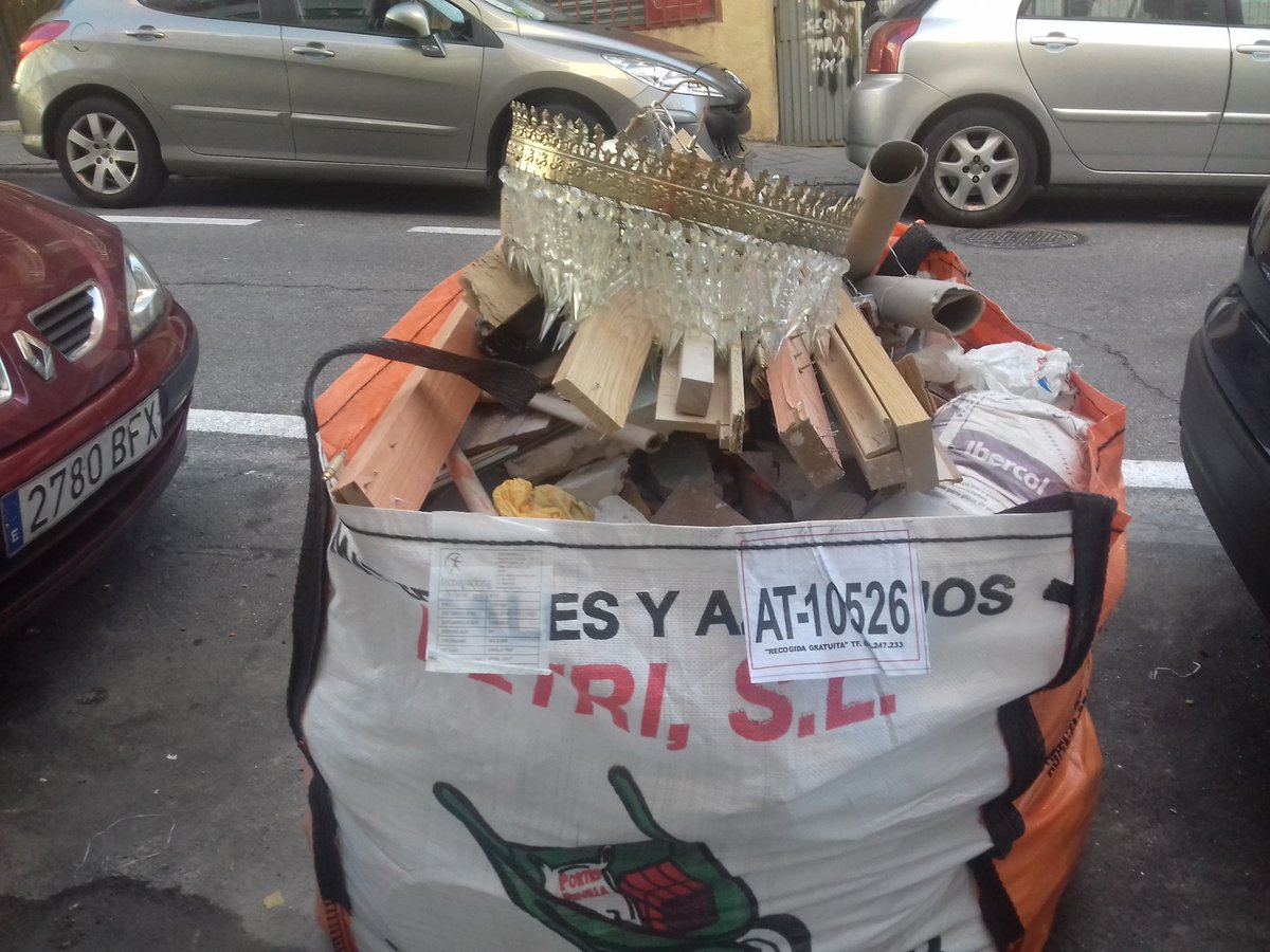 ARFrontelo's tweet photo. @Lineamadrid sacos de escombros rebosando.peligro para viandantes.El coche no podrá salir del estacionamiento. Un saludo https://t.co/P3H8nXm2Eb
