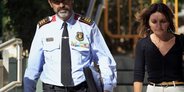 elnacionalcat's tweet photo. Trapero es treu les condecoracions de la policia espanyola https://t.co/Ww8n99rNVa https://t.co/LoBxFYpInC