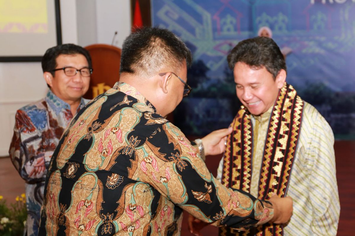 bank_indonesia's tweet photo. Deputi Gub.Senior BI, Mirza Adityaswara hadir sbg Pembicara pd #ISEI2017 dg tema "Terobosan untuk mengatasi Kesenjangan Sosial Ekonomi" https://t.co/uEMRaXpEkW